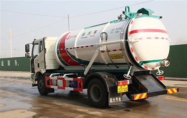 吸污车